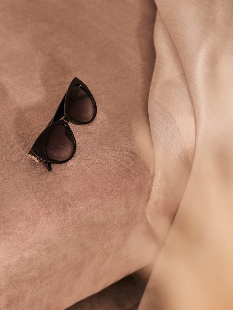 BLACK SUNGLASSES