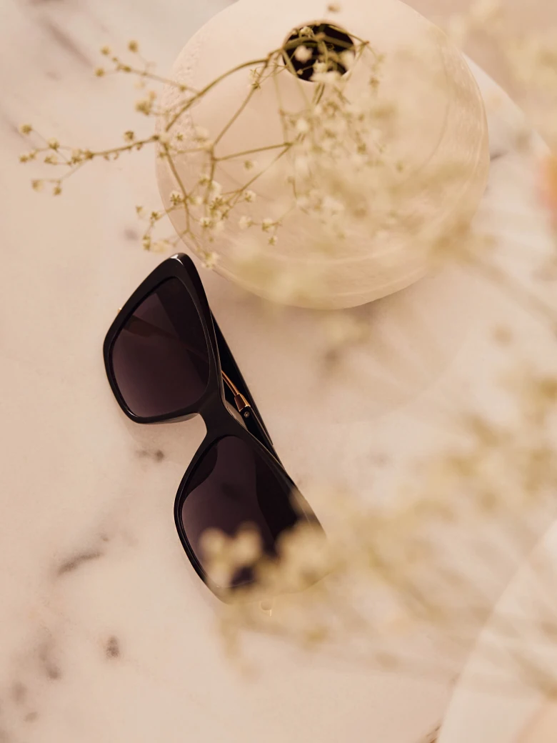 BLACK SUNGLASSES