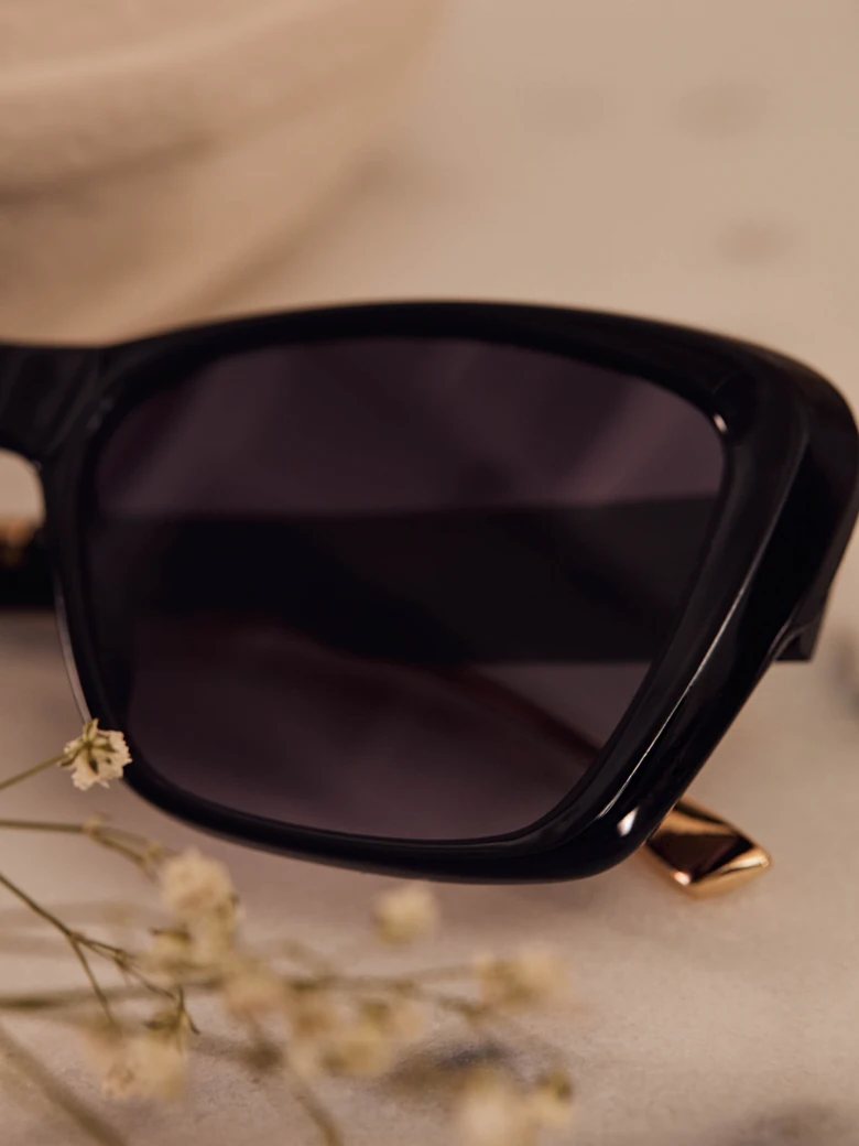 BLACK SUNGLASSES