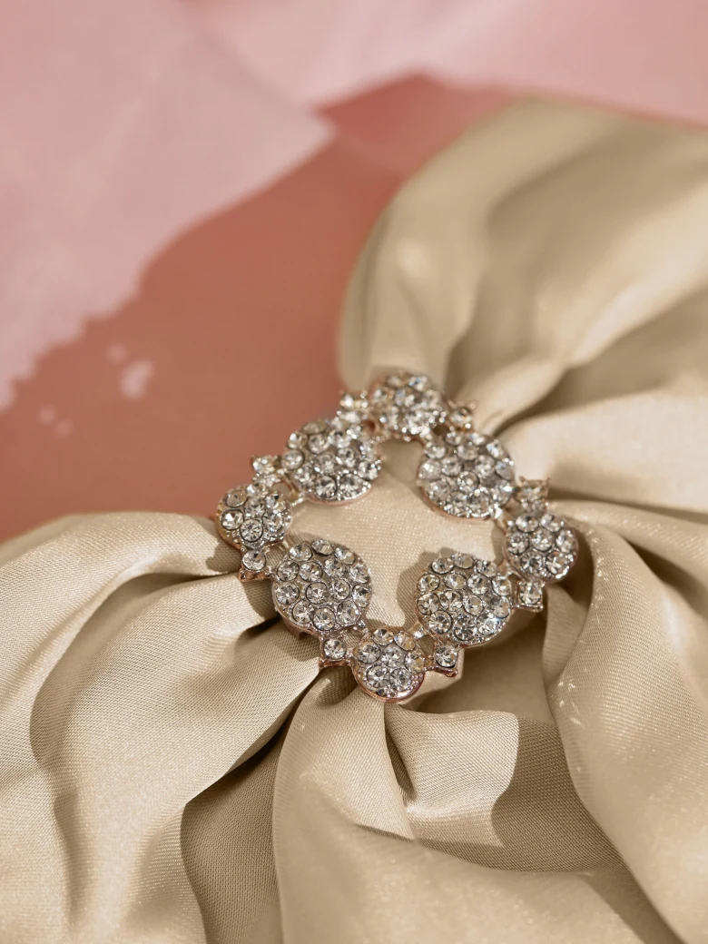 BEIGE BOW BROOCH
