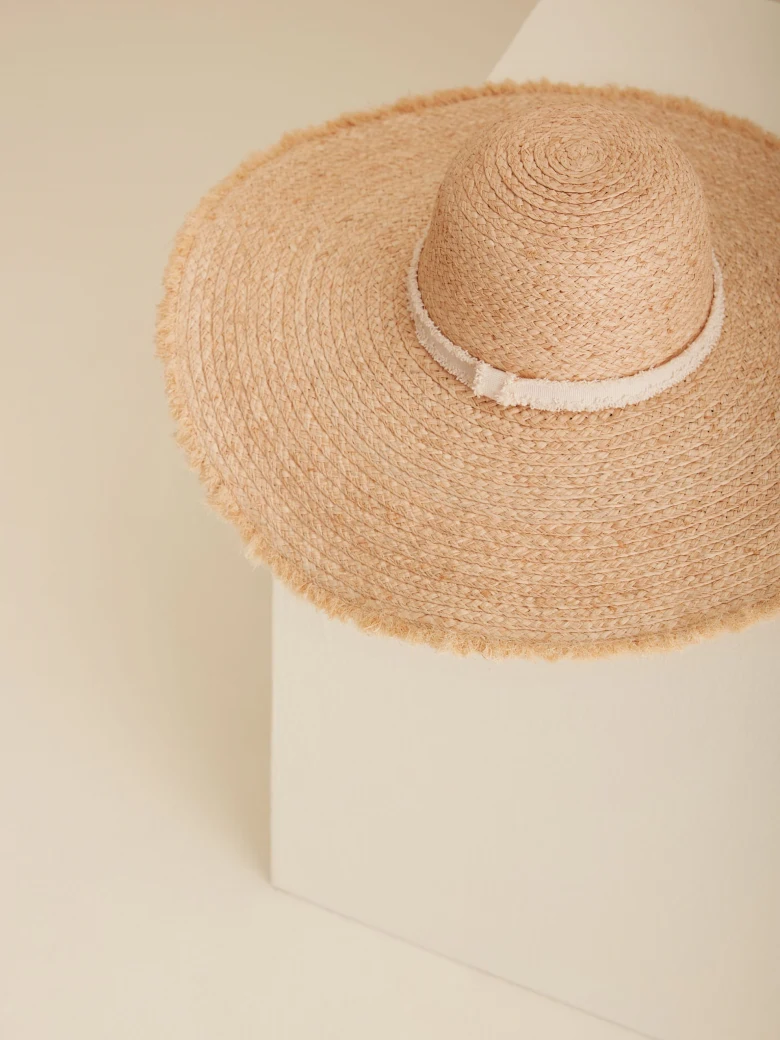STRAW HAT WITH WHITE SASH