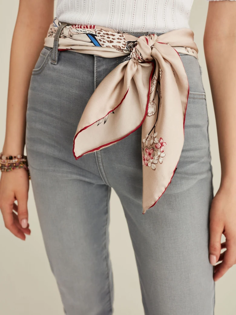 BEIGE GAVROCHE WITH FLORAL PATTERN
