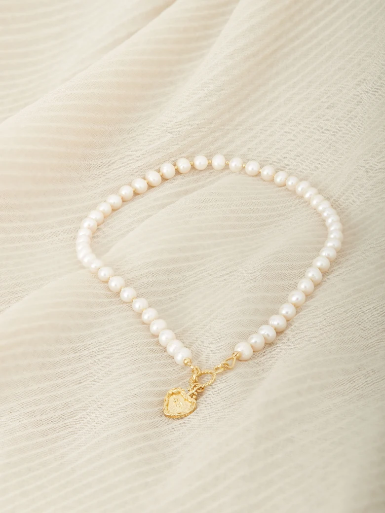 PEARL BRACELET WITH HEART-SHAPED CHARM