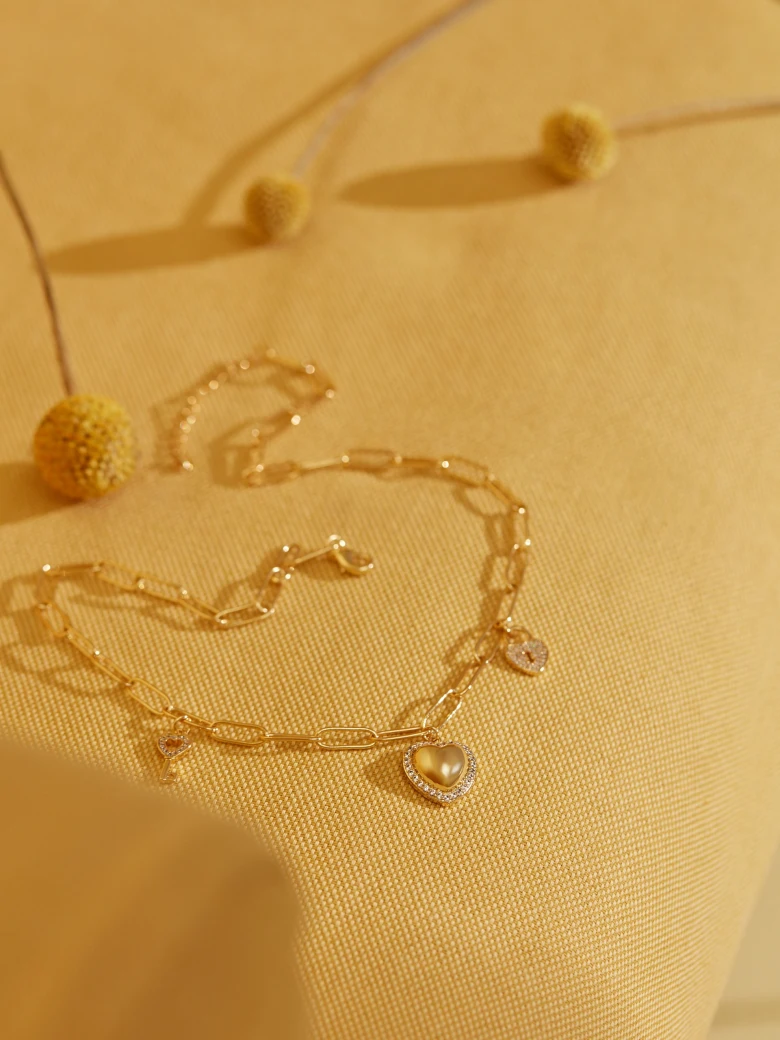GOLD PLATED NECKLACE WITH PENDANTS