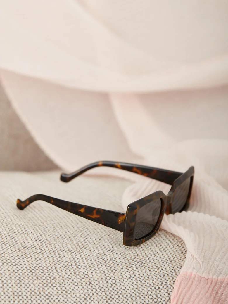 BROWN GLASSES