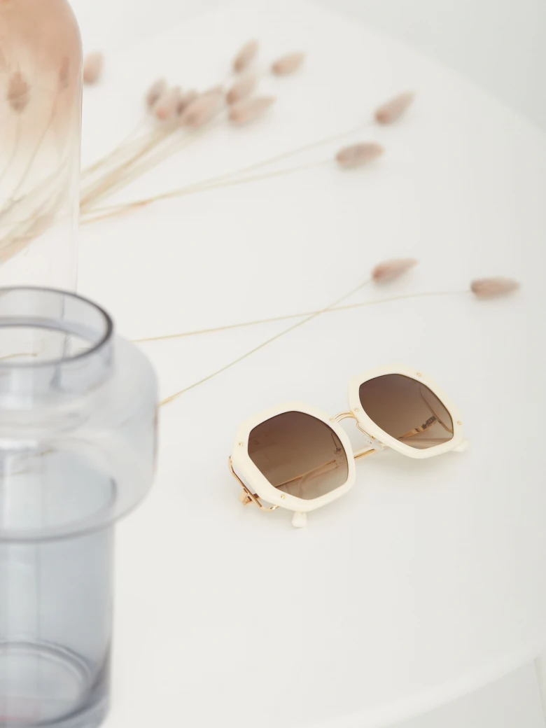 OVERSIZED CREME SUNGLASSES