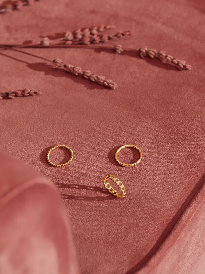 SET OF DELICATE RINGS