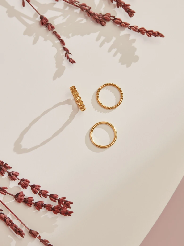 SET OF DELICATE RINGS