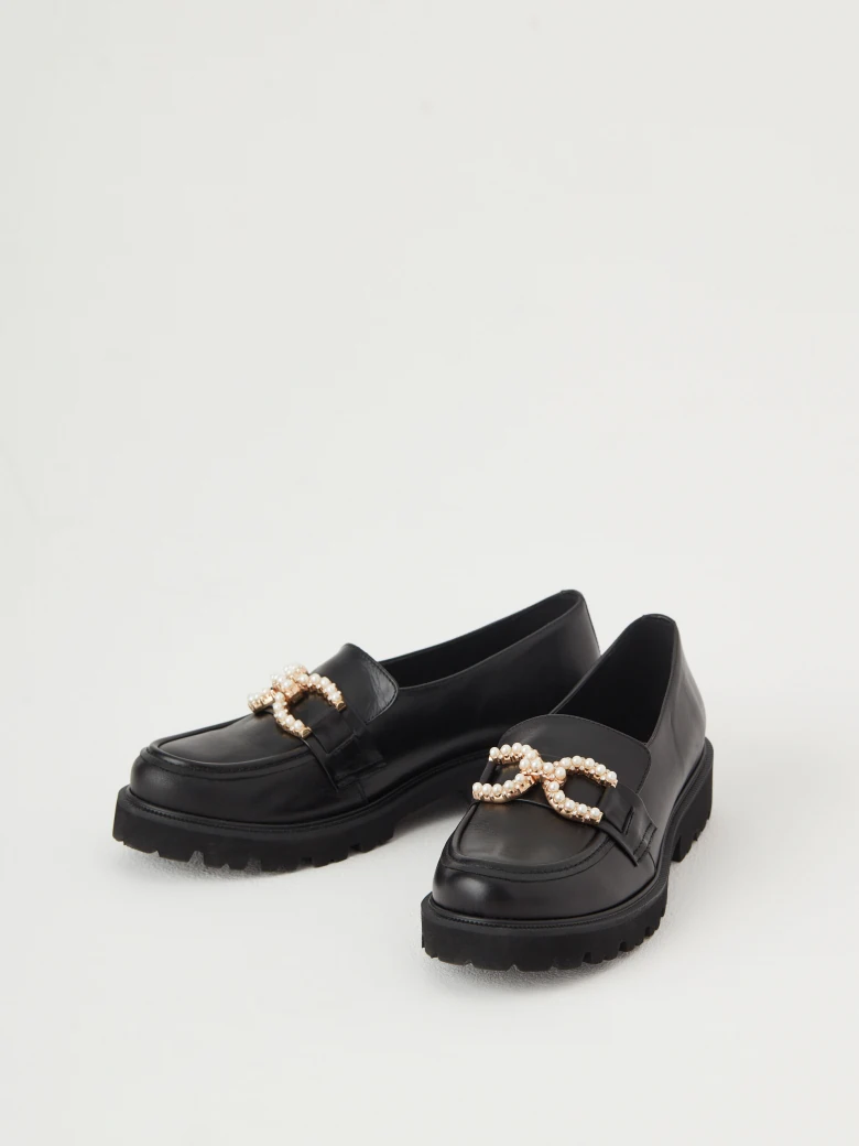 Black moccasins with a pearl element