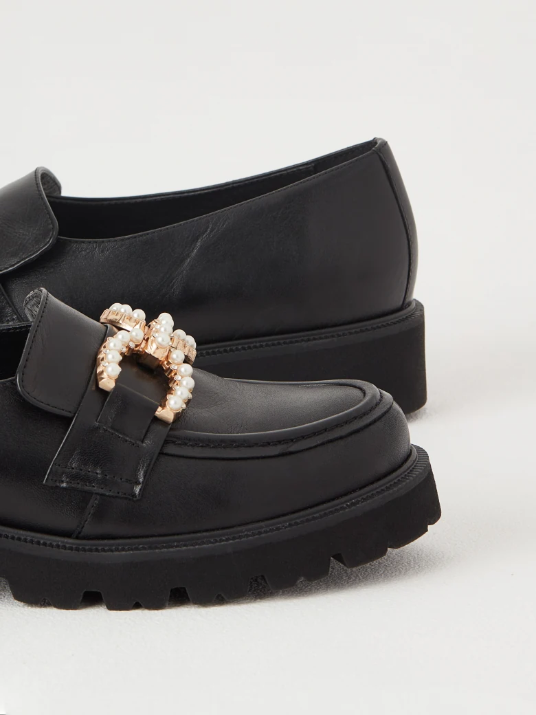 Black moccasins with a pearl element