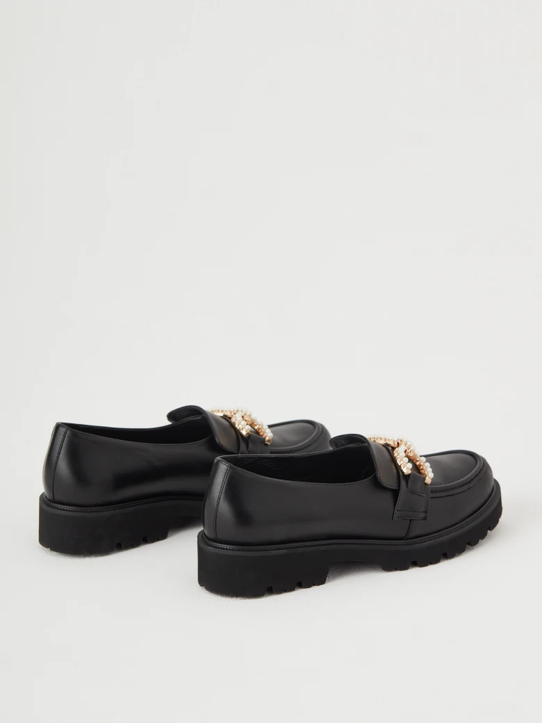 Black moccasins with a pearl element