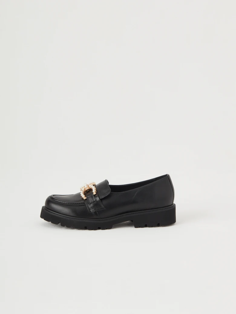 Black moccasins with a pearl element