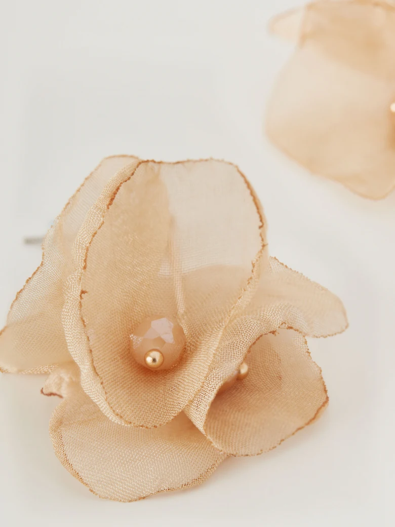 Hanging beige flower-shaped earrings