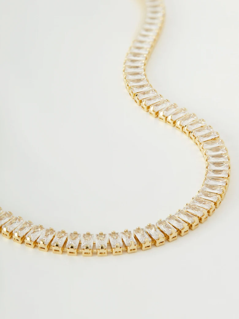 Short necklace with crystals