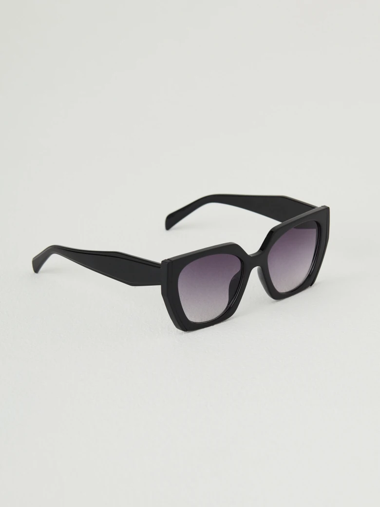 Sunglasses with rectangular frames