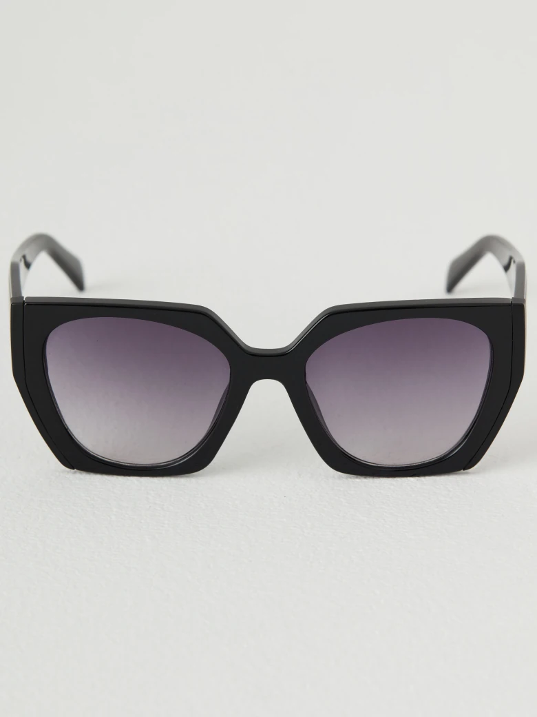 Sunglasses with rectangular frames
