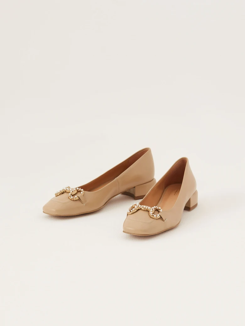 Beige leather ballerinas decorated with buckles