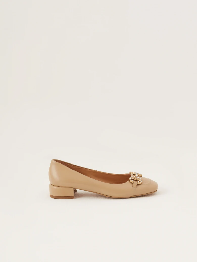 Beige leather ballerinas decorated with buckles