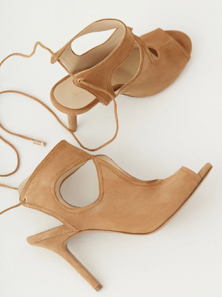 Beige sandals with decorative cutouts and binding