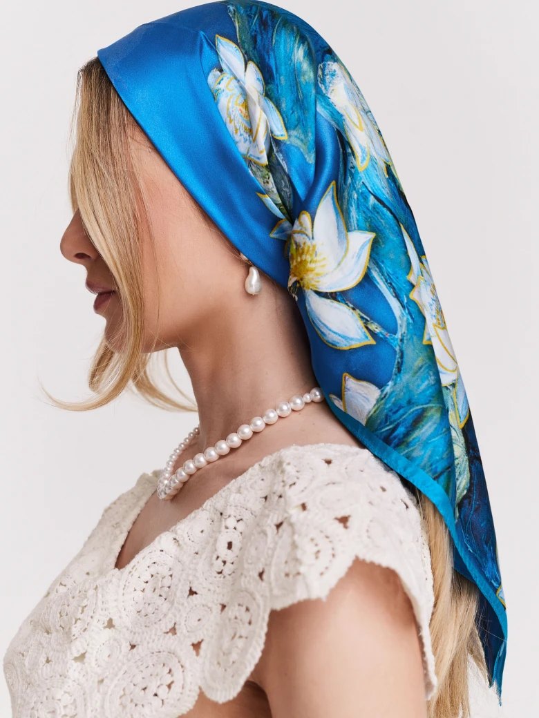 Blue silk gavroche with ornaments