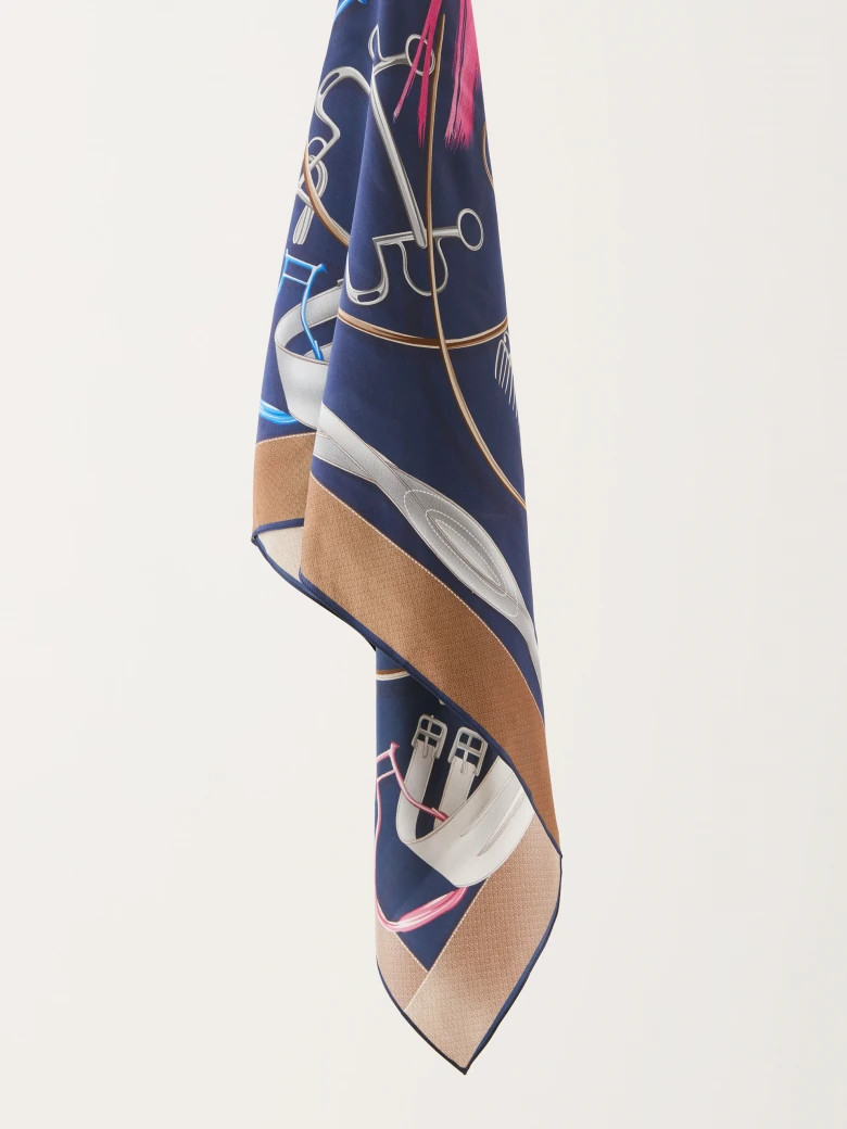 Silk gavroche with square shape