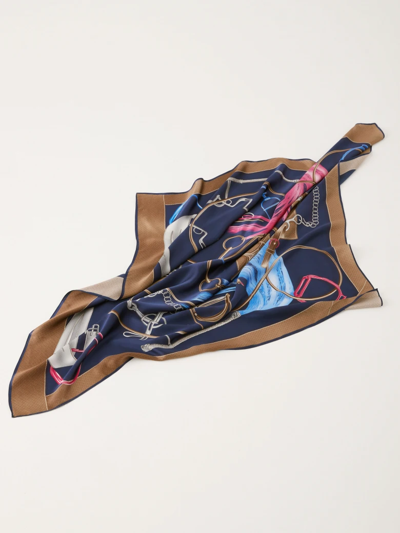 Silk gavroche with square shape