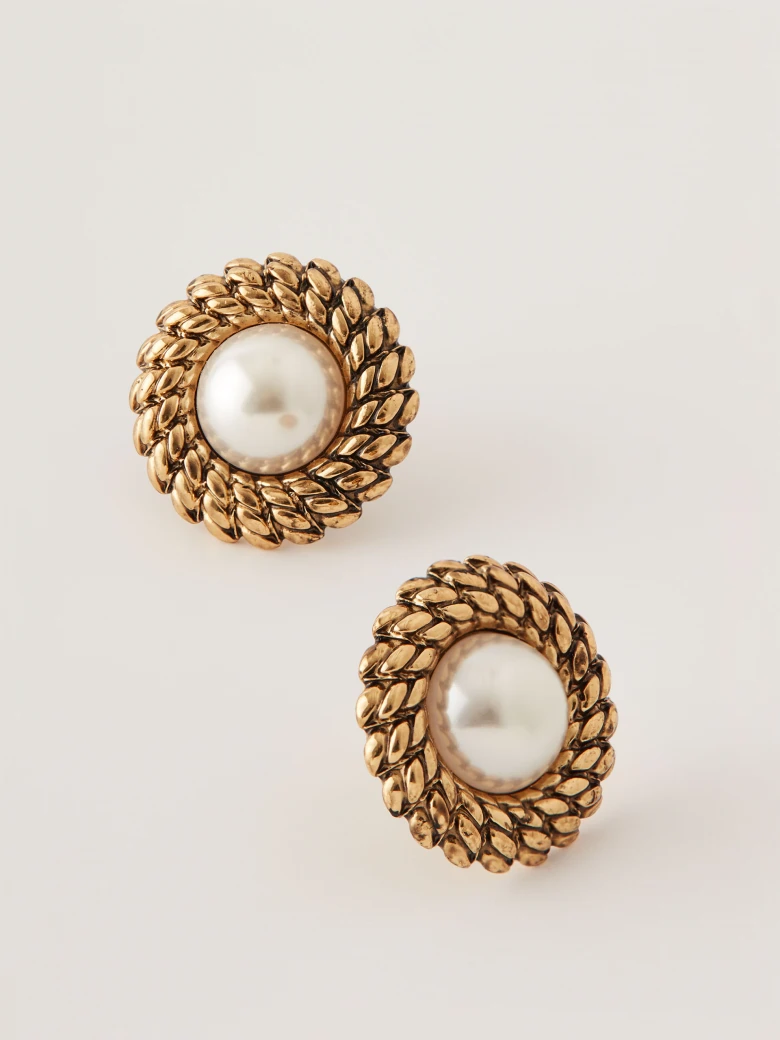Earrings with artificial pearl