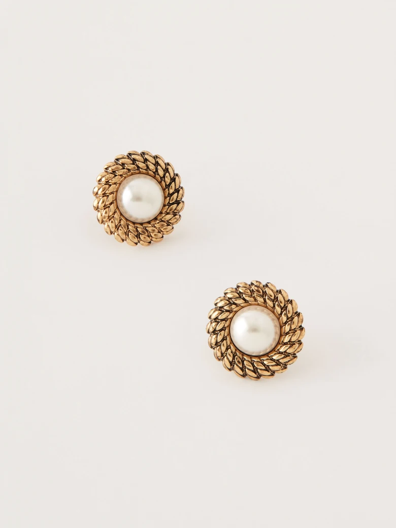 Earrings with artificial pearl