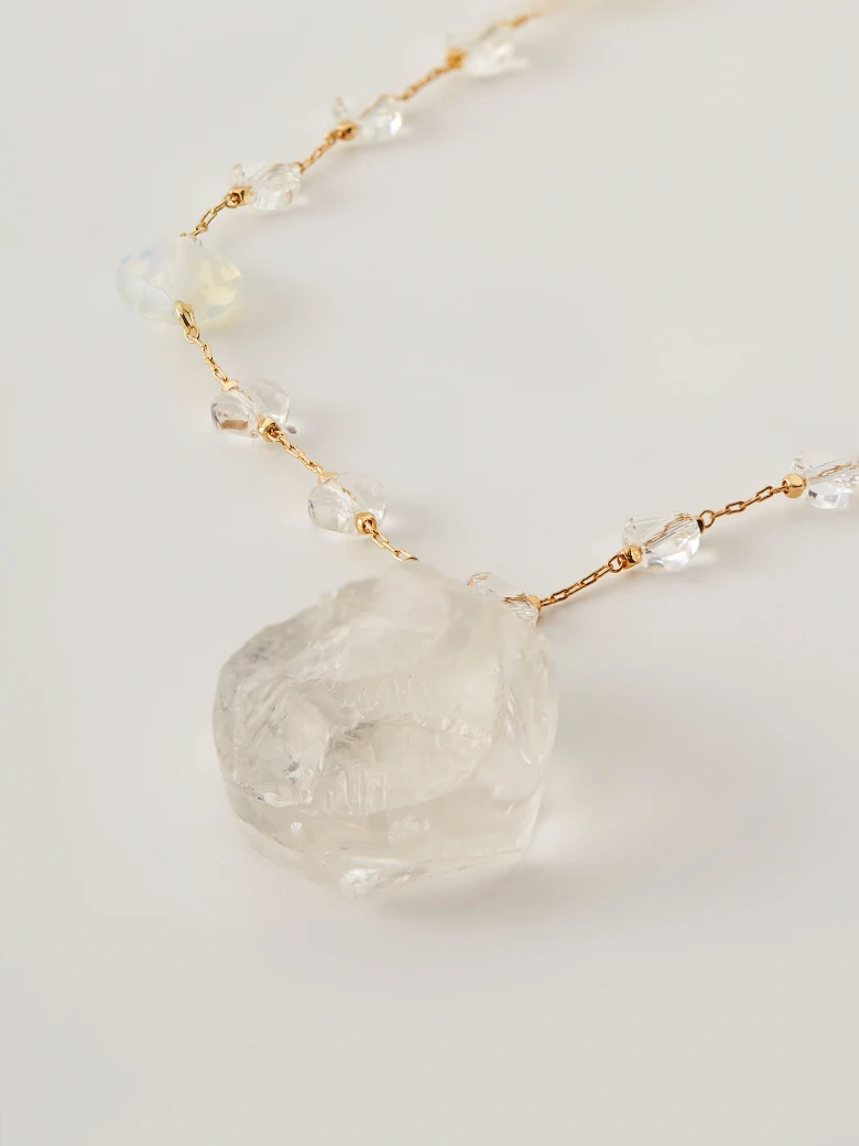 Long necklace with rock crystal