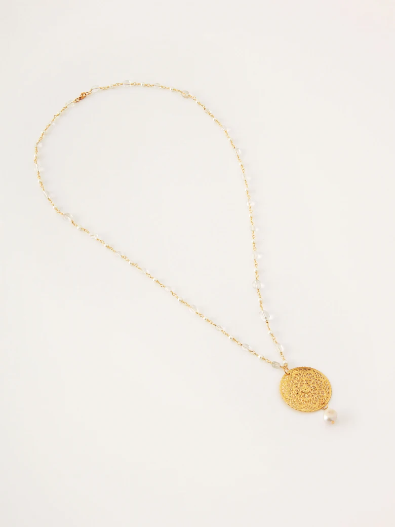 Pearl necklace with mountain crystal and rosette