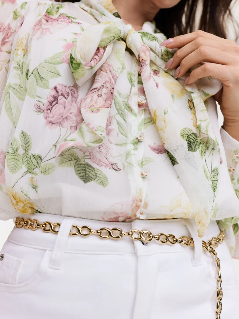 Metal chain strap in gold color