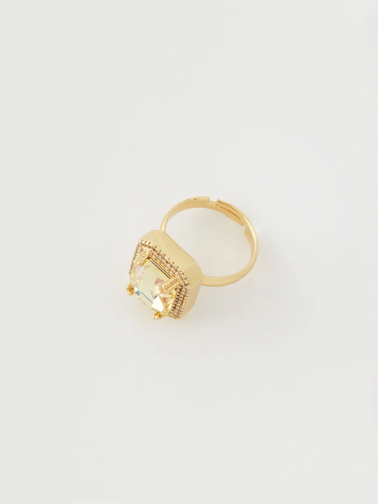 Ring with square glass crystal