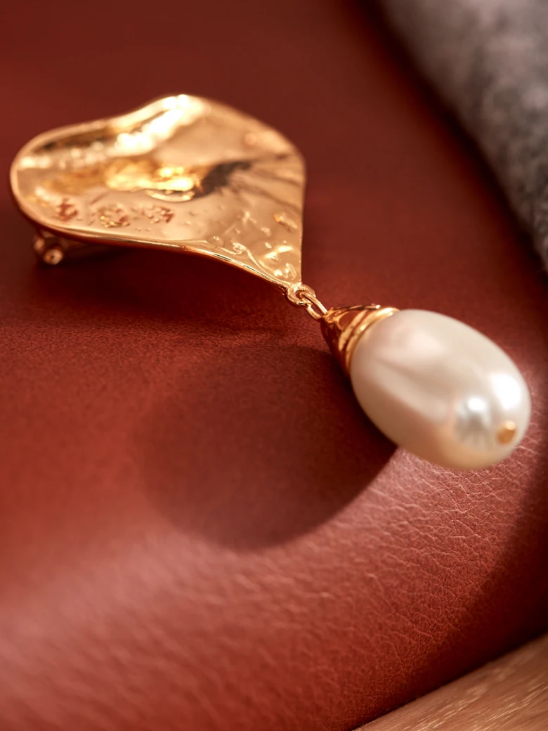 GOLD-PLATED HEART-SHAPED BROOCH