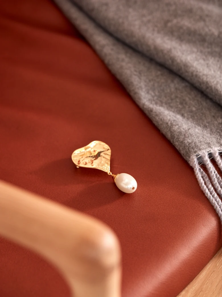 GOLD-PLATED HEART-SHAPED BROOCH