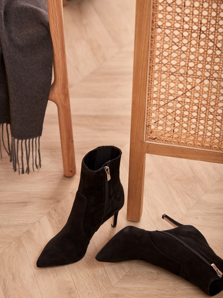 BLACK LEATHER BOOTS