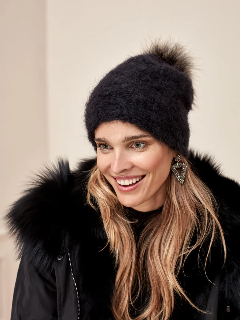 BLACK BEANIE WITH POMPON