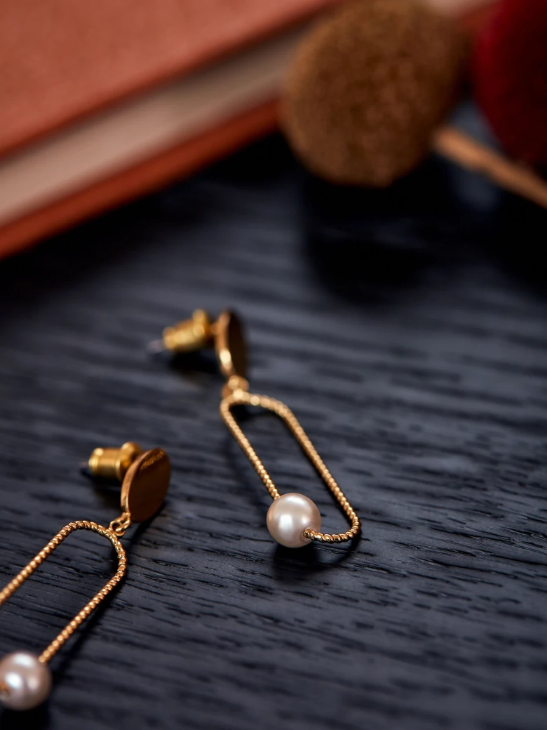 GOLD-PLATED EARRINGS WITH PEARL