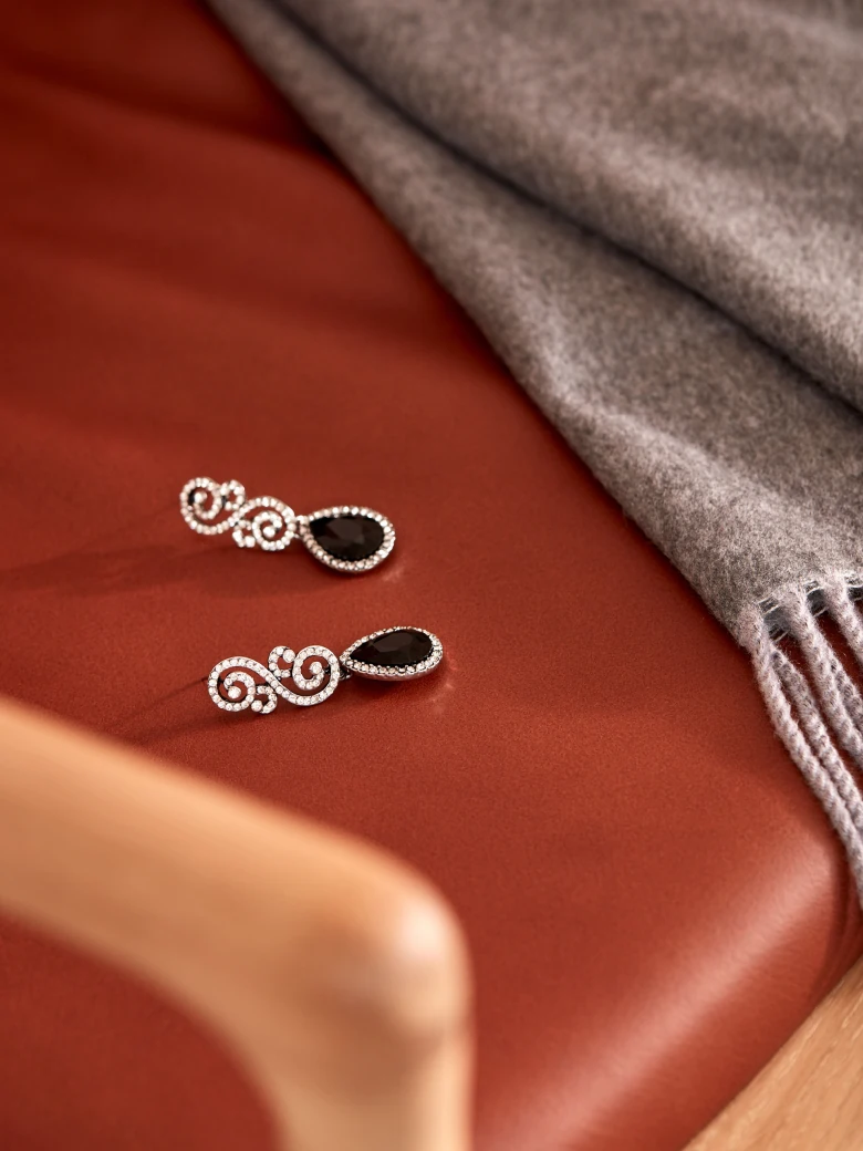 ELEGANT EARRINGS DECORATED WITH STONES