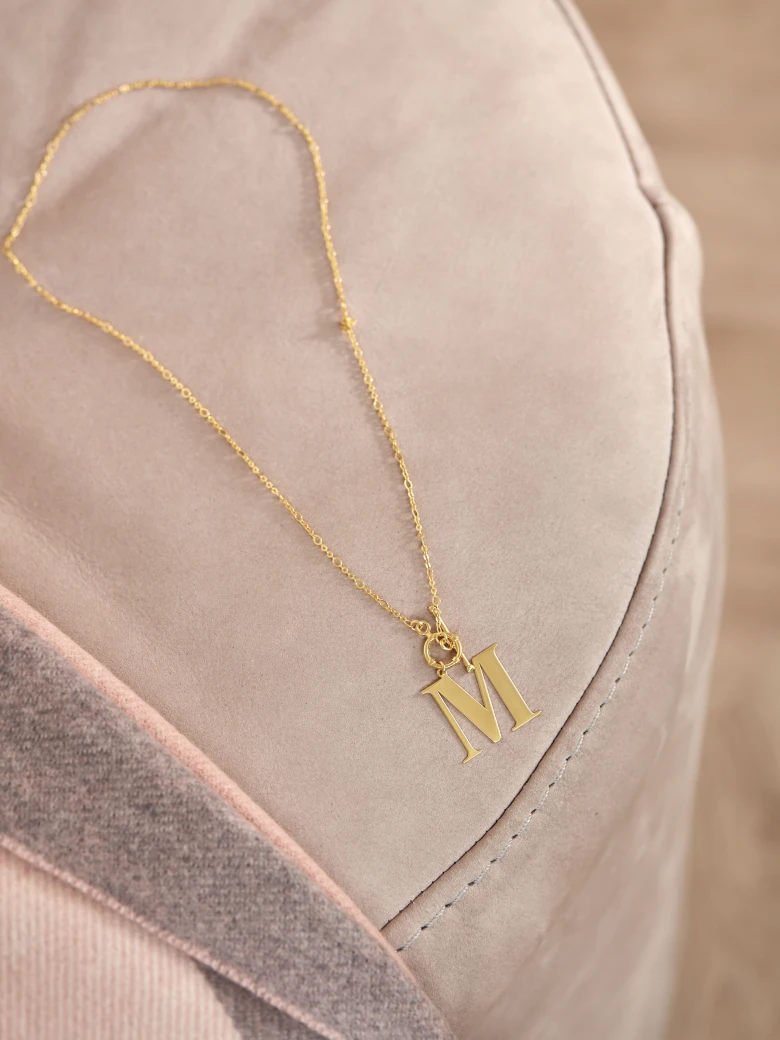 DELICATE CHAIN WITH LETTER M