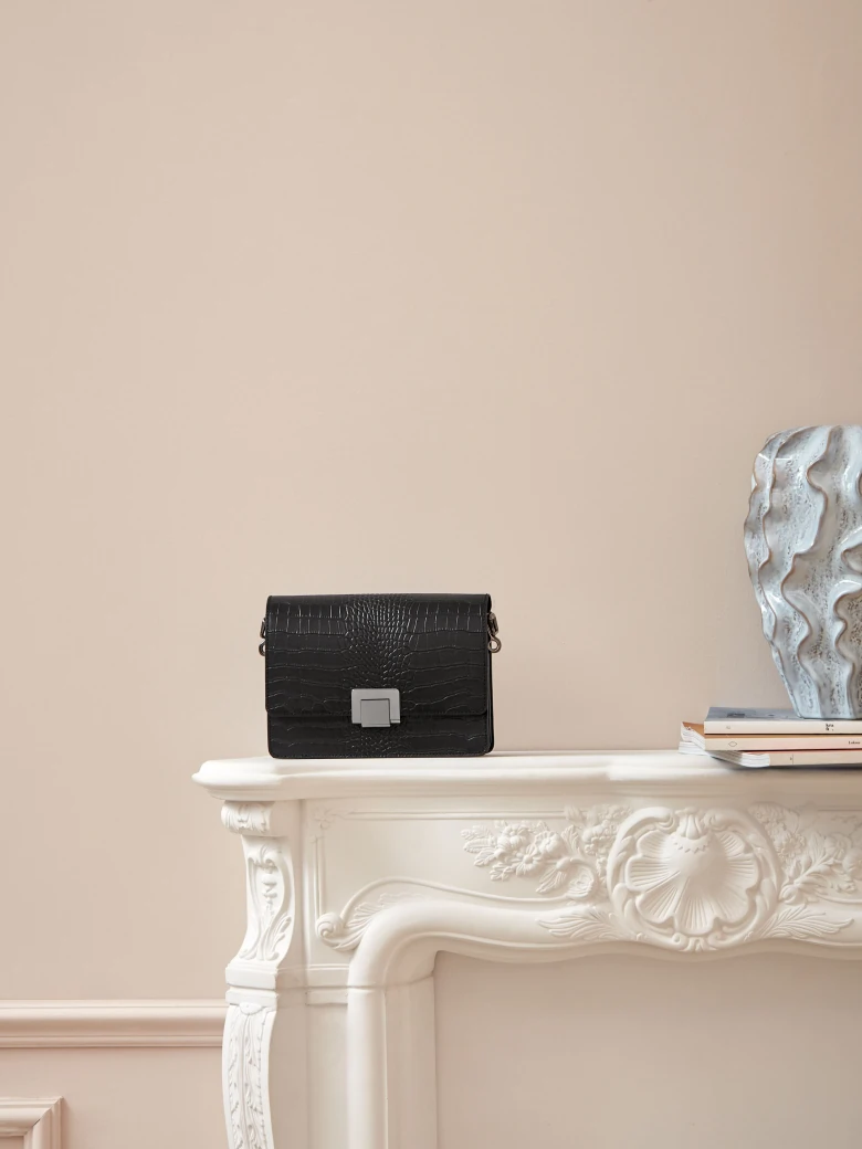 LEATHER BAG EMBOSSED IN CROCODILE PATTERN