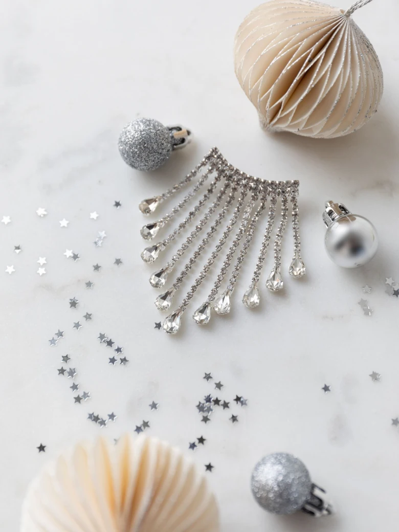 BROOCH WITH CRYSTALS