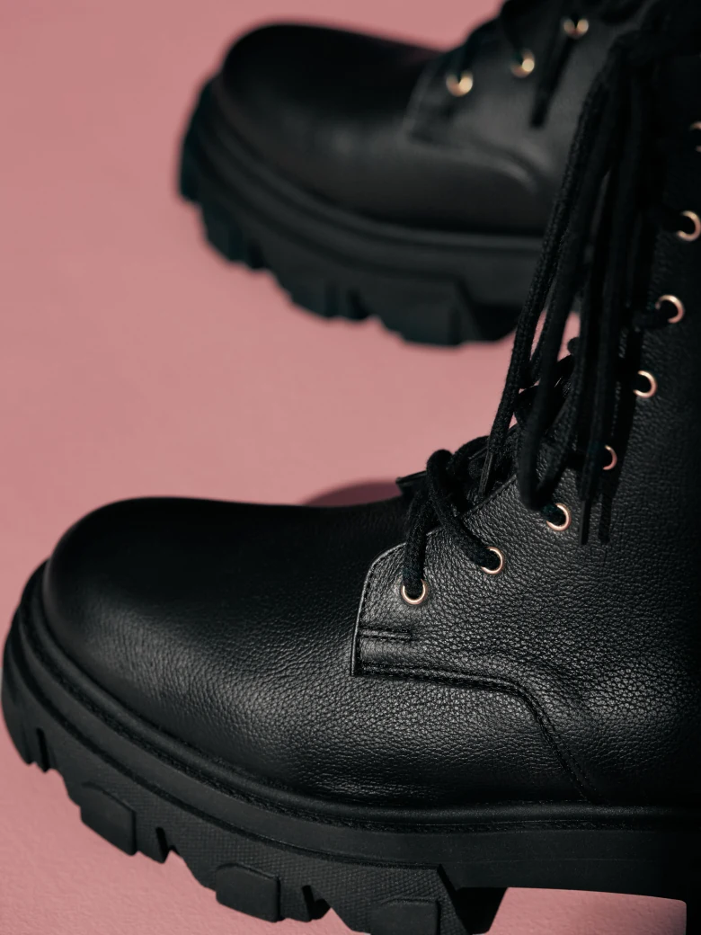 BLACK LEATHER TRAPPERS WITH THICK SOLE