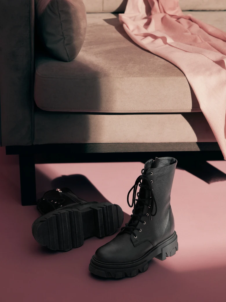 BLACK LEATHER TRAPPERS WITH THICK SOLE