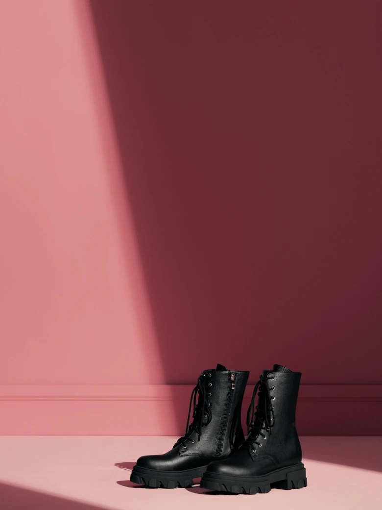 BLACK LEATHER TRAPPERS WITH THICK SOLE
