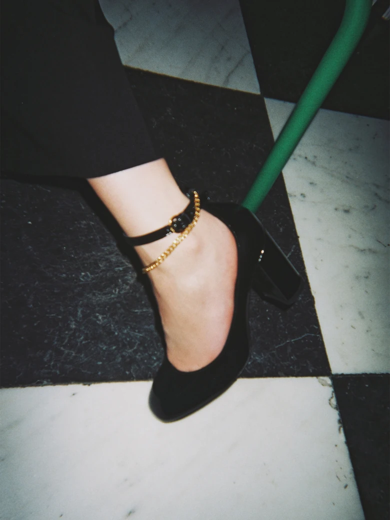BLACK LACQUERED PUMPS