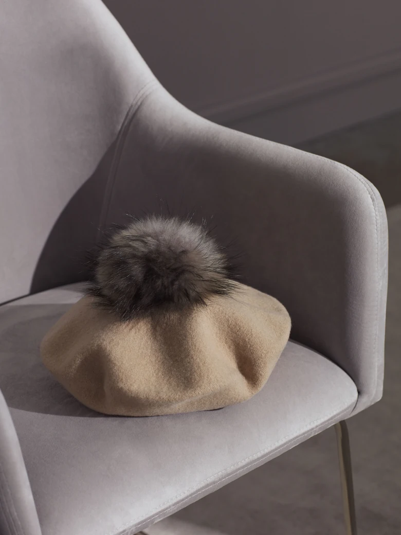 BEŻOWY BERET Z POMPONEM