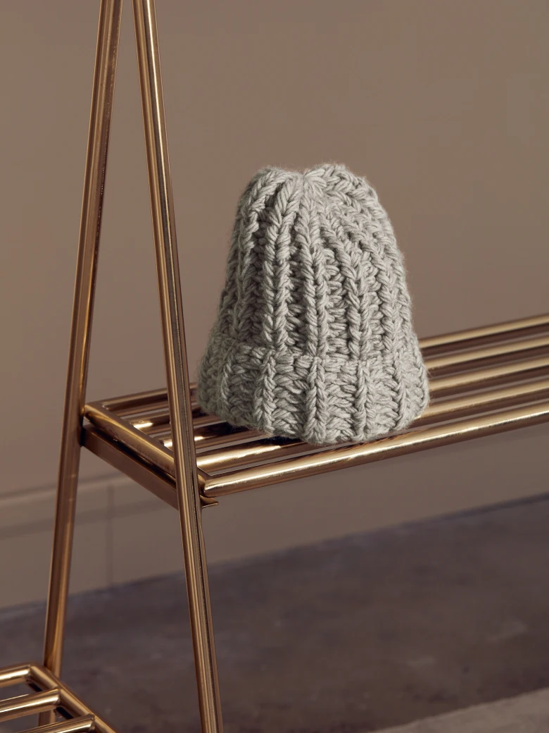 GRAY CAP WITH WOOL