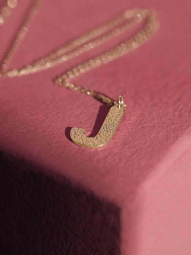 DELICATE CHAIN WITH THE LETTER