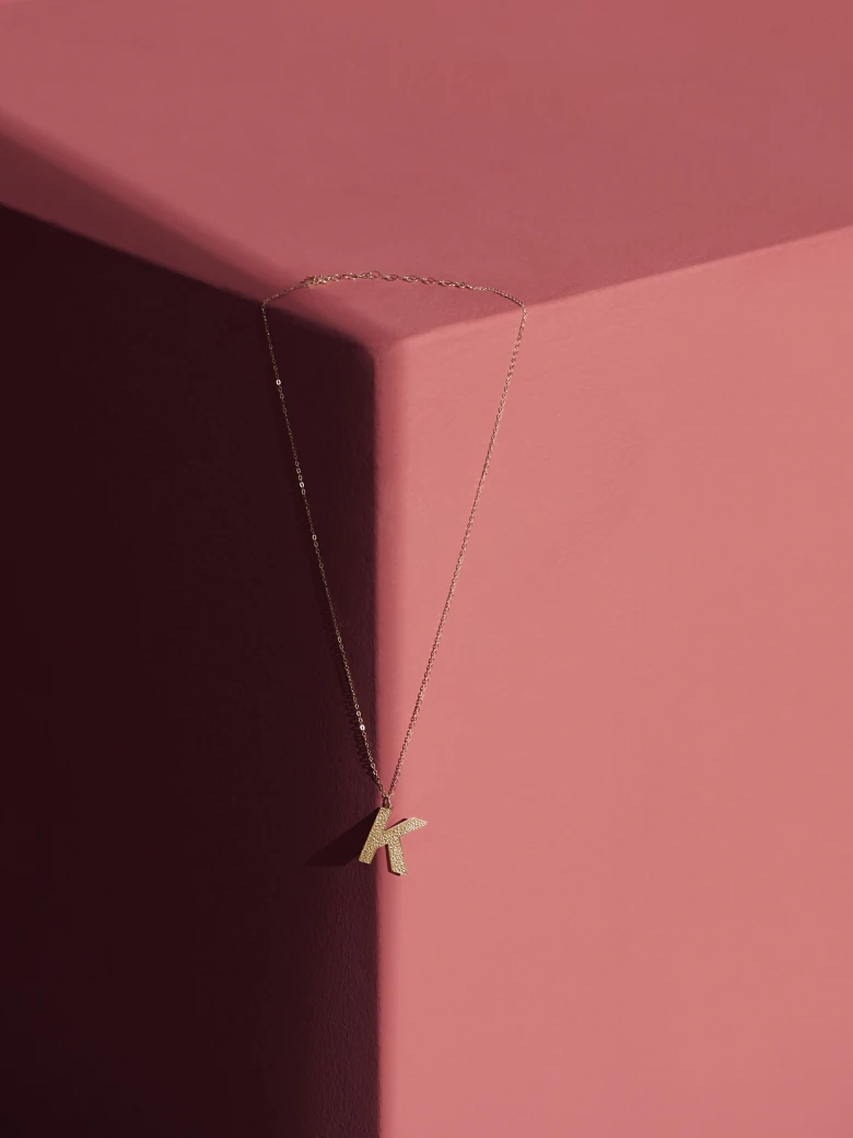 DELICATE CHAIN WITH THE LETTER