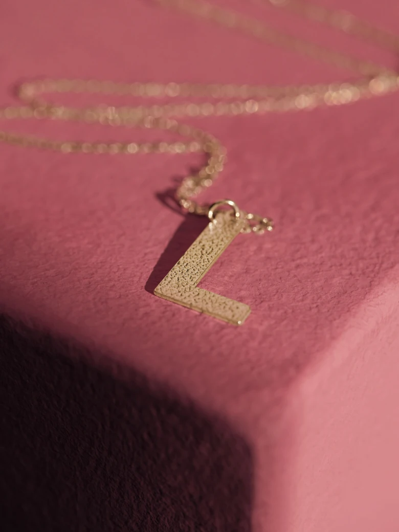 DELICATE CHAIN WITH THE LETTER